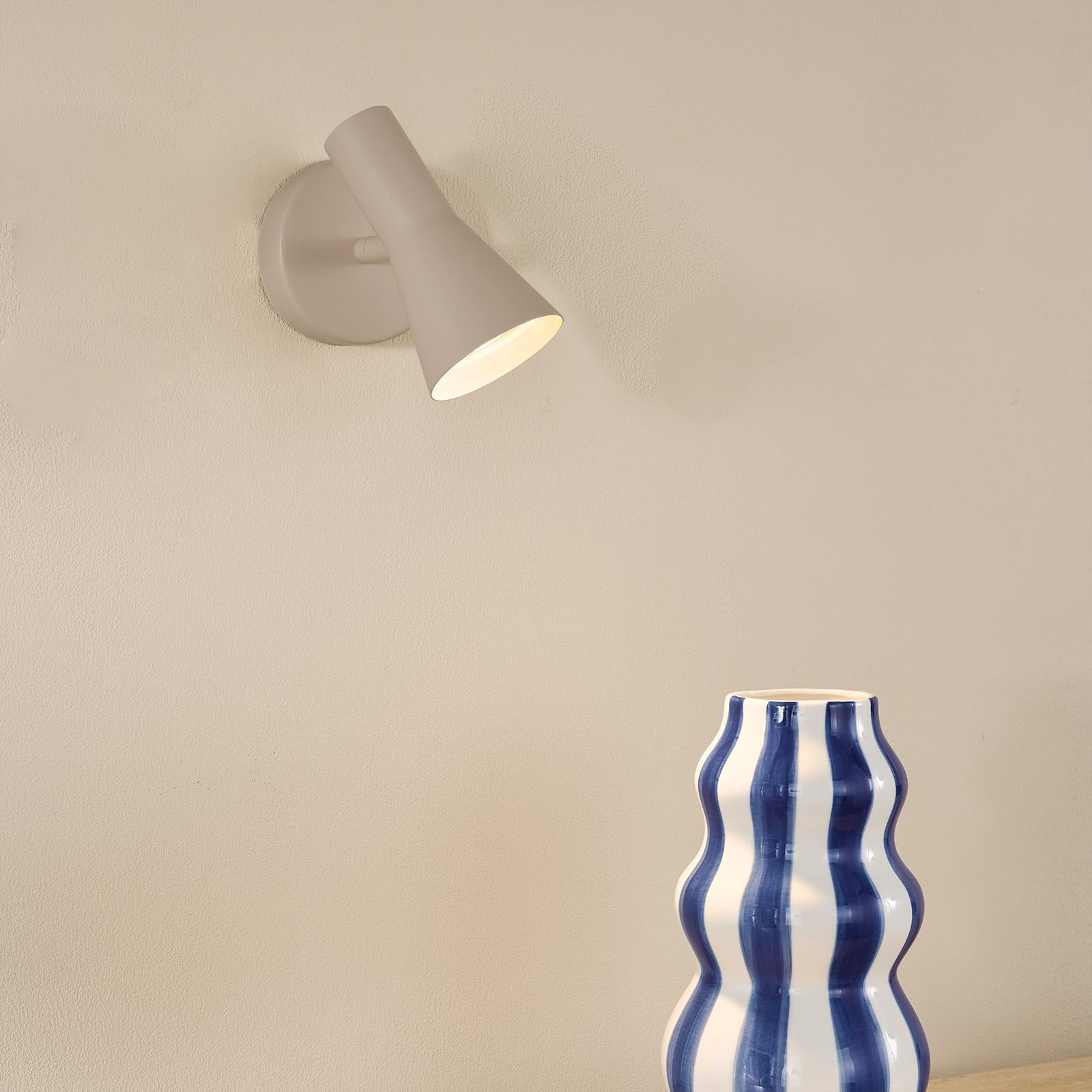 Arnel Single Spotlight Satin Taupe